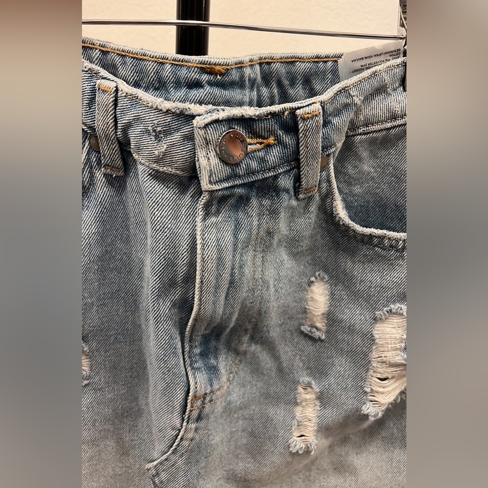 H&M Denim mini skirt. Medium wash. Size 6 - Picture 5 of 10